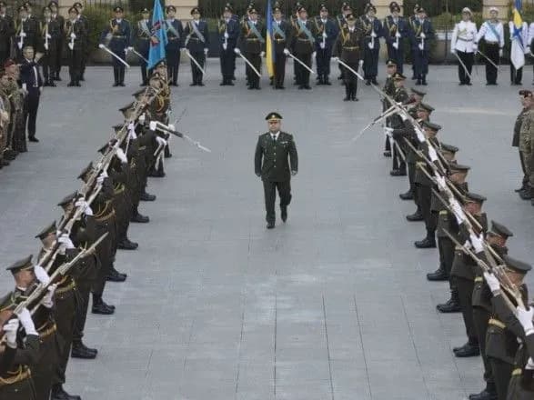 poroshenko-do-kintsya-roku-vse-kerivnitstvo-minoboroni-stane-tsivilnim