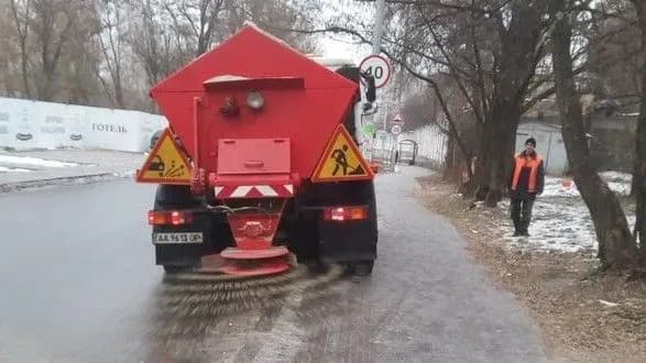 kmda-335-odinits-spetsialnoyi-tekhniki-kiyivavtodoru-znakhodyatsya-na-cherguvanni