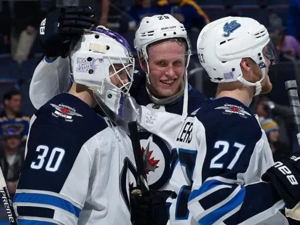 vpershe-za-sim-rokiv-gravets-zakinuv-pyat-shayb-v-matchi-nkhl