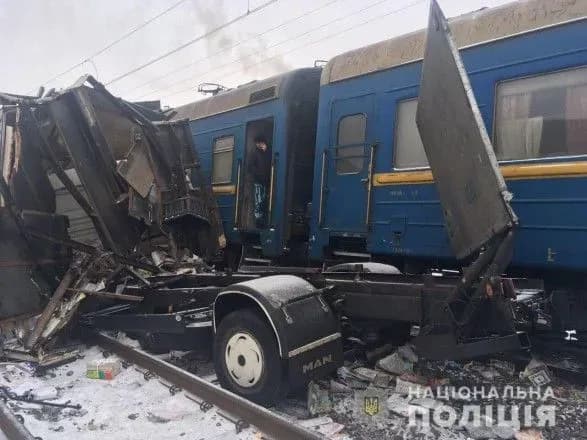 pasazhirskiy-poyizd-vrizavsya-u-vantazhivku-na-pereyizdi