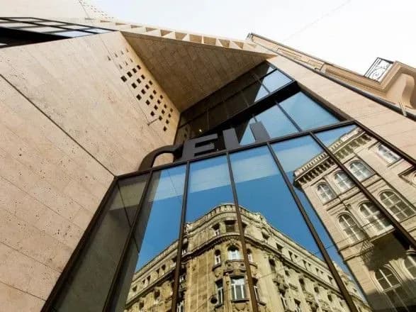 universitet-sorosa-viselyayut-z-ugorschini