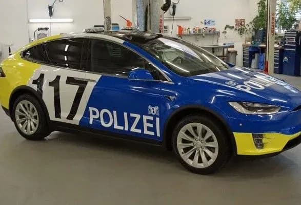 politsiya-shveytsariyi-yizditime-na-tesla