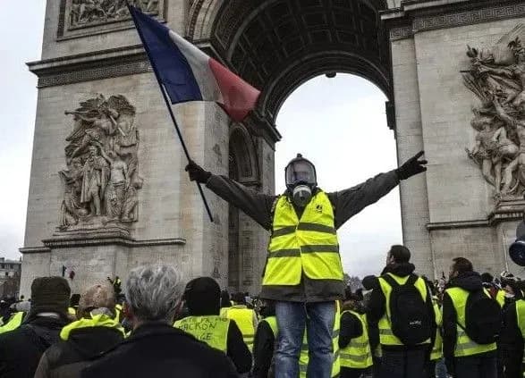 u-frantsiyi-pidrakhuvali-vtrati-dlya-ekonomiki-cherez-protesti-zhovtikh-zhiletiv
