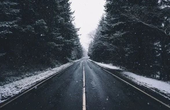 v-11-oblastyakh-prodovzhuye-snizhiti-na-dorogakh-ozheleditsya