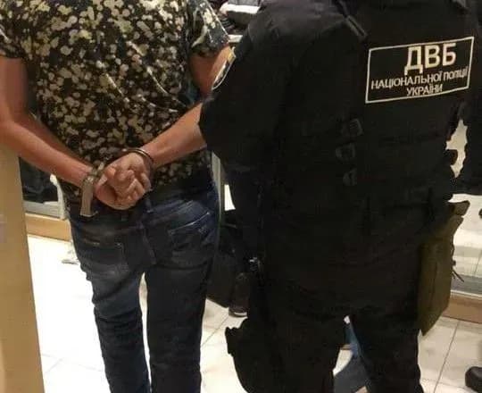 v-ukrayini-oruduvala-banda-seriynikh-paliyiv