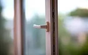 zhinka-z-ditinoyu-vikinulisya-z-10-poverkhu-u-krivomu-rozi