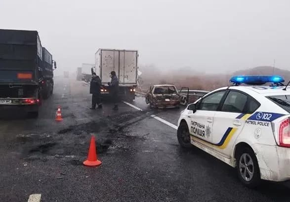 na-trasi-pid-odesoyu-reysoviy-avtobus-zyikhav-u-kyuvet