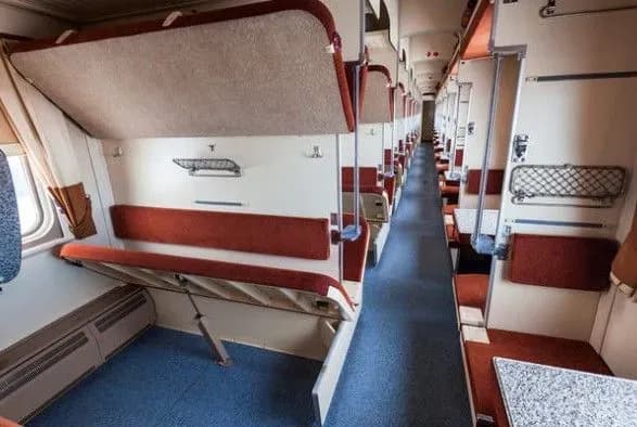 na-zhinku-u-poyizdi-vpala-verkhnya-politsya-z-pasazhirom