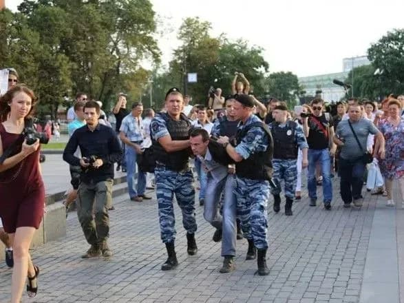 sud-v-rf-zasudiv-do-3-6-rokiv-vyaznitsi-aktivista-za-zvyazok-iz-pravim-sektorom