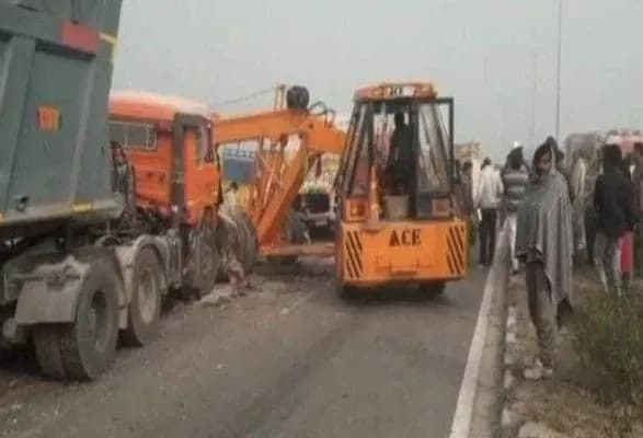 v-indiyi-zitknulisya-odrazu-50-avto-ta-avtobusiv