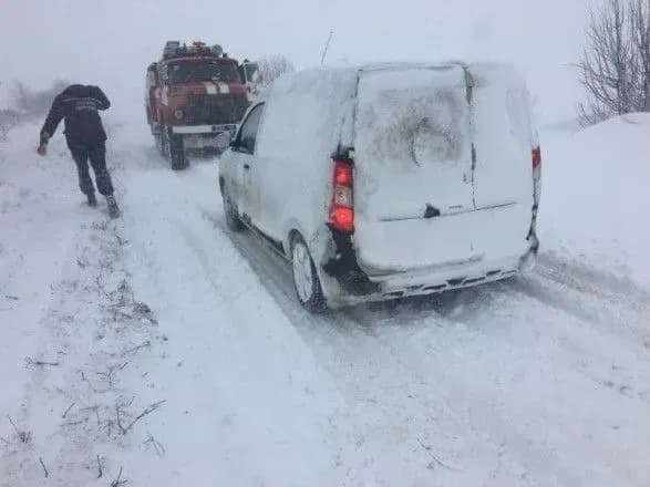 u-zatorakh-cherez-negodu-perebuvayut-mayzhe-100-avto-zalucheno-desyatki-ryatuvalnikiv-dsns