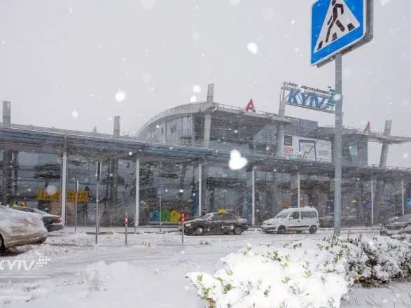 cherez-pogodni-umovi-v-aeroportu-zhulyani-ta-borispil-zatrimuyutsya-reysi