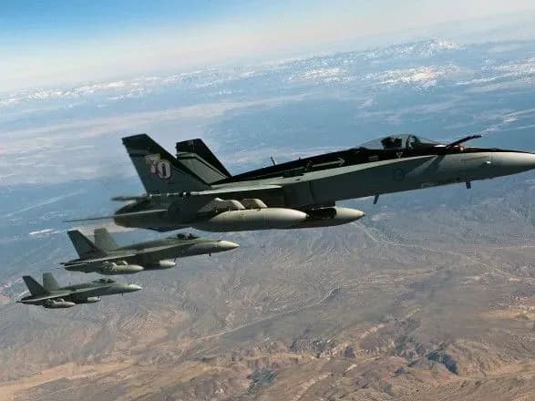 vps-kanadi-otrimayut-pershi-vinischuvachi-f-a-18-z-avstraliyi-navesni