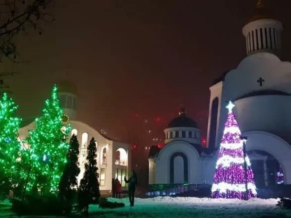 dukhovenstvo-spaso-preobrazhenskogo-sobora-pravoslavnoyi-tserkvi-ukrayini-ta-golova-parafiyalnoyi-radi-privitali-viryan-z-rizdvom