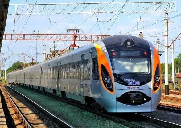 intersiti-z-peremishlya-dekilka-raziv-zastryagav-na-shlyakhu-do-kiyeva