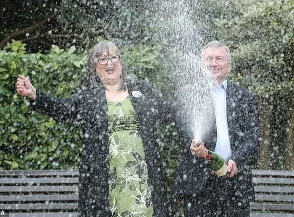 irlandtsi-podilyatsya-lotereynim-vigrashem-iz-pivsotneyu-lyudey