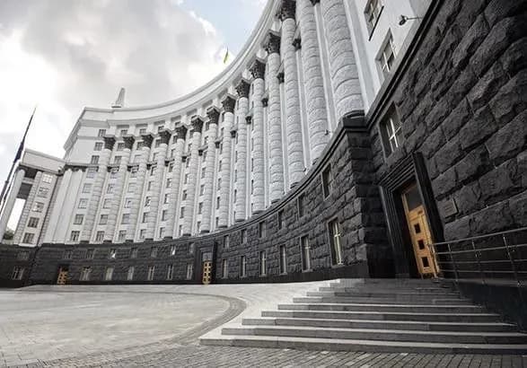 kabmin-skhvaliv-rishennya-pro-perenesennya-robochikh-dniv