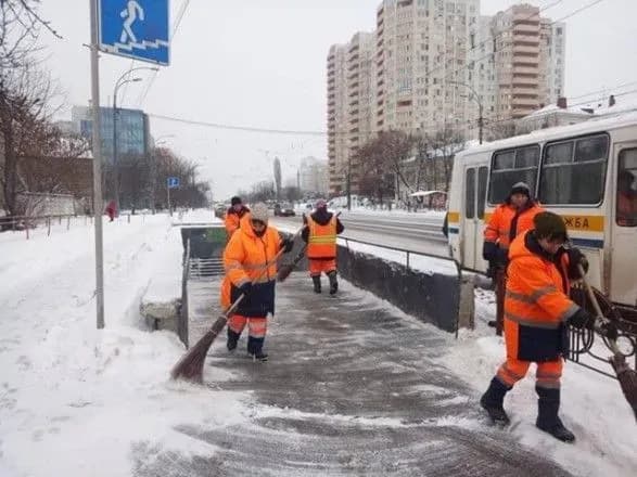 u-stolitsi-komunalniki-proveli-preventivnu-obrobku-vulits-posipalnimi-materialami-kmda