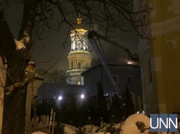 v-upts-mp-zayavili-scho-pered-pozhezheyu-u-budivlyu-lavri-pronik-nevidomiy