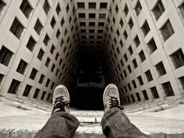 u-chornomorsku-student-stribnuv-z-dakhu-20-poverkhovogo-budinku