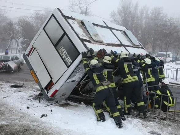 za-rik-v-ukrayini-vidbulos-ponad-6-tisyach-dtp-za-uchasti-avtobusiv-i-marshrutok