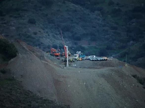 v-ispaniyi-ponad-tizhden-ne-mozhut-vityagnuti-khlopchika-z-glibokogo-kolodyazya