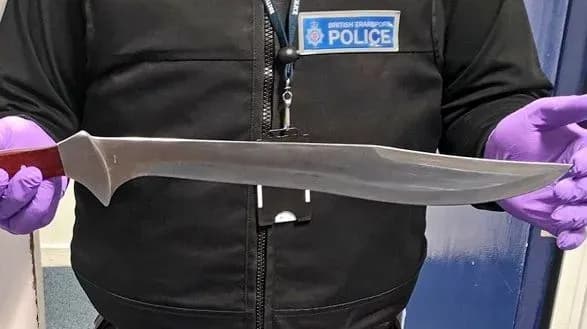 cholovik-u-britaniyi-virishiv-proyikhatisya-poyizdom-z-machete