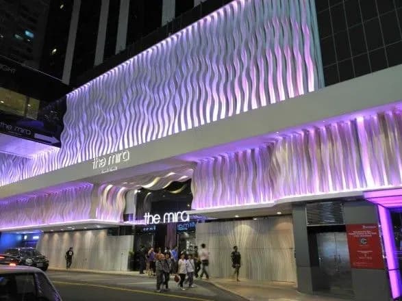 turistku-u-gonkonzi-vbilo-viknom-yake-vpalo-z-gotelyu