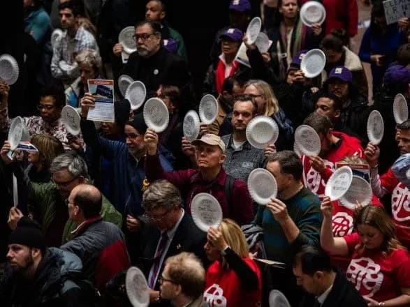 vidpravleni-v-vidpustku-derzhsluzhbovtsi-ssha-vlashtuvali-protest-u-budivli-kongresu