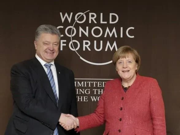 poroshenko-pogovoriv-iz-merkel-pro-mirotvortsiv-moryakiv-ta-vibori