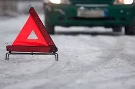 vnaslidok-zitknennya-dvokh-avto-pishokhid-otrimav-travmu-khrebta