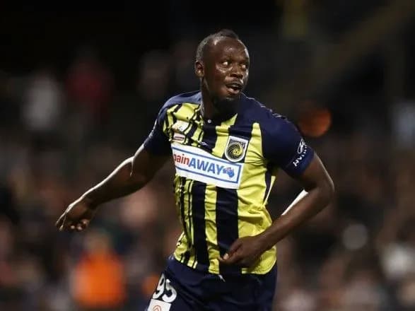 useyn-bolt-zavyazav-z-futbolom