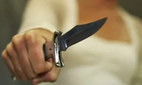 zhinka-pidrizala-svogo-khloptsya-cherez-layki-inshim-divchatam