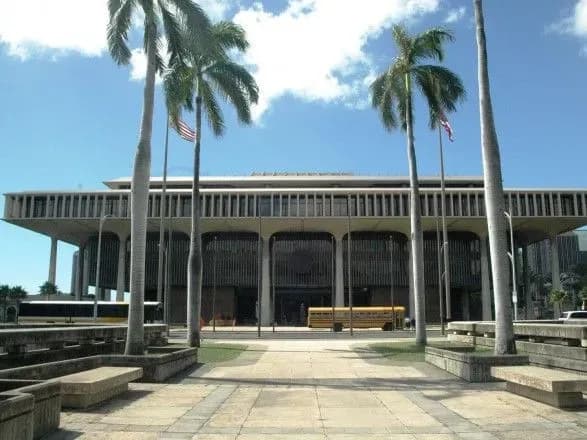 na-gavayakh-vnesli-zakonoproekt-pro-zaboronu-kurinnya-lyudyam-molodshe-100-rokiv