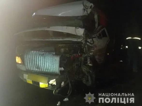 dva-mikroavtobusi-zishtovkhnulis-na-bukovini-ye-zhertvi