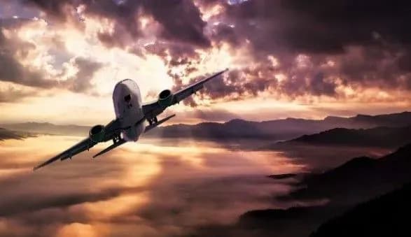 u-moskovskomu-aeroportu-litak-vrizavsya-v-schoglu-osvitlennya