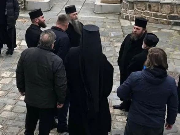 zmi-delegatsiyu-ptsu-ne-pustili-u-rosiyskiy-monastir-na-afoni
