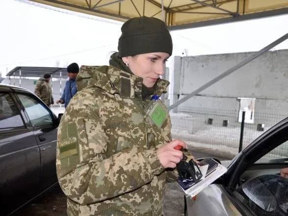 u-chergakh-na-kpvv-na-donbasi-zibralos-320-avto