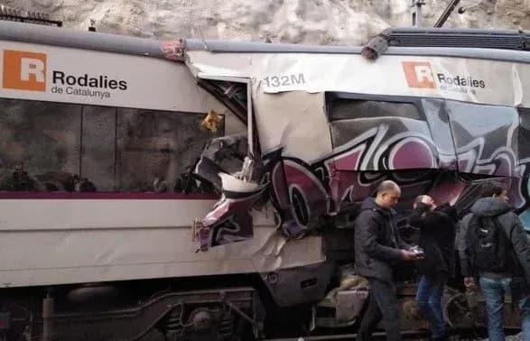 bilya-barseloni-zitknulisya-dva-pasazhirski-potyagi