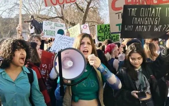 tisyachi-shkolyariv-viyshli-na-protesti-po-vsiy-britaniyi