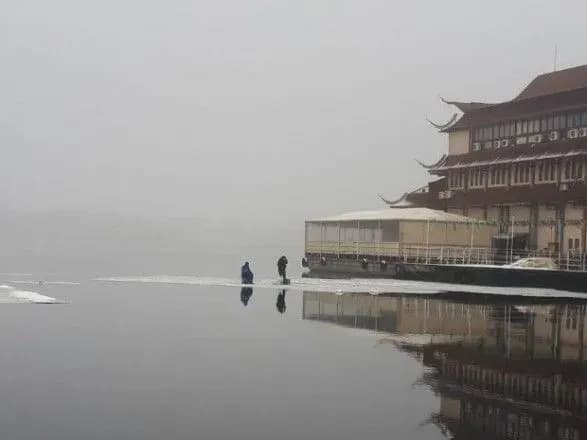 dvoye-ribalok-litnogo-viku-vidkololis-na-krizhini-posered-dnipra