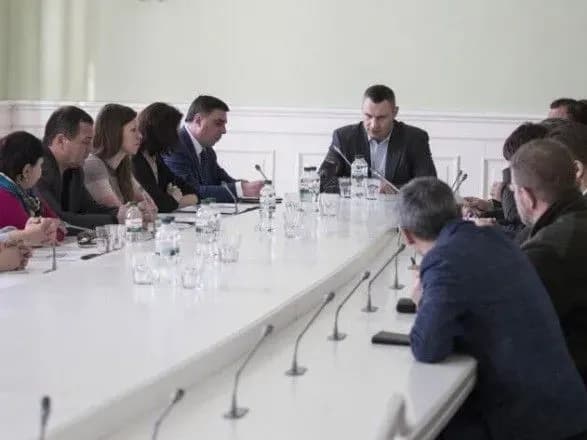 klichko-zustrivsya-z-rodinami-geroyiv-nebesnoyi-sotni-ta-obgovoriv-yikh-nayavni-problemi