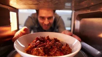 suprun-rozkazala-chim-gotuvannya-u-mikrokhvilovtsi-krasche-za-varinnya