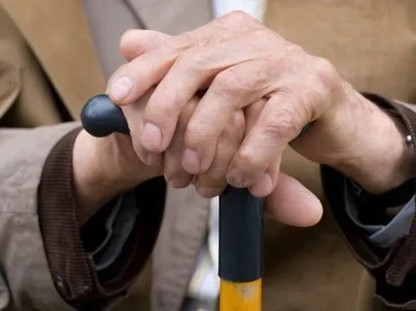 u-dnipri-pidlitki-znuschalisya-z-pensionera