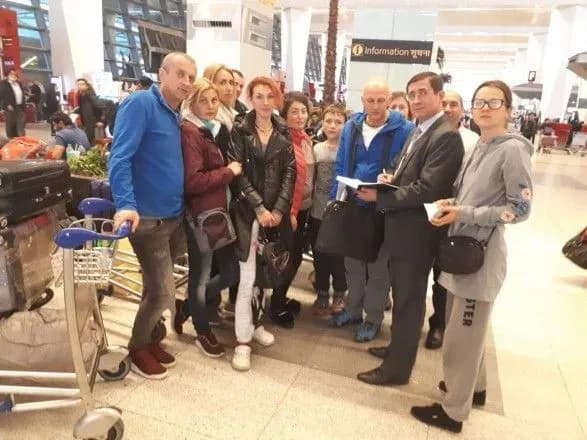 u-aeroportu-deli-zastryagli-schonaymenshe-12-ukrayintsiv-mzs