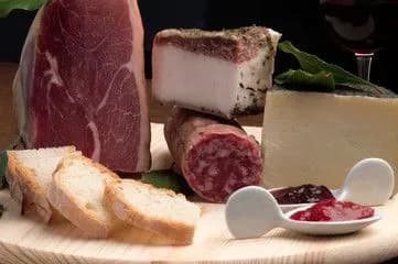 v-ukrayini-podorozhchali-gorilka-kovbasa-ta-salo