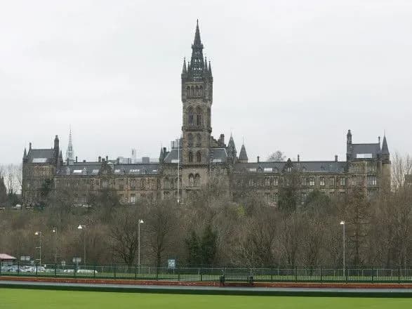 v-universitet-glazgo-vidpravili-posilku-z-vibukhovim-pristroyem