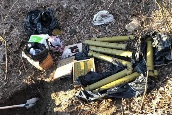 sbu-vikrila-bandu-na-nezakonnomu-zberiganni-zbroyi-z-zoni-oos