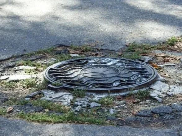 cholovik-vkrav-lyuki-schob-kupiti-podarunok-na-8-bereznya