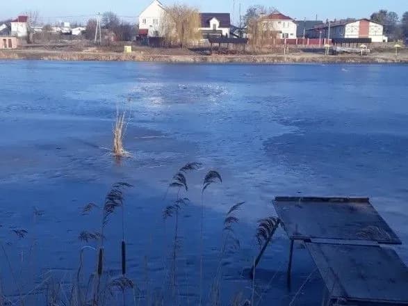 na-kiyivschini-troye-cholovikiv-provalilis-pid-krigu